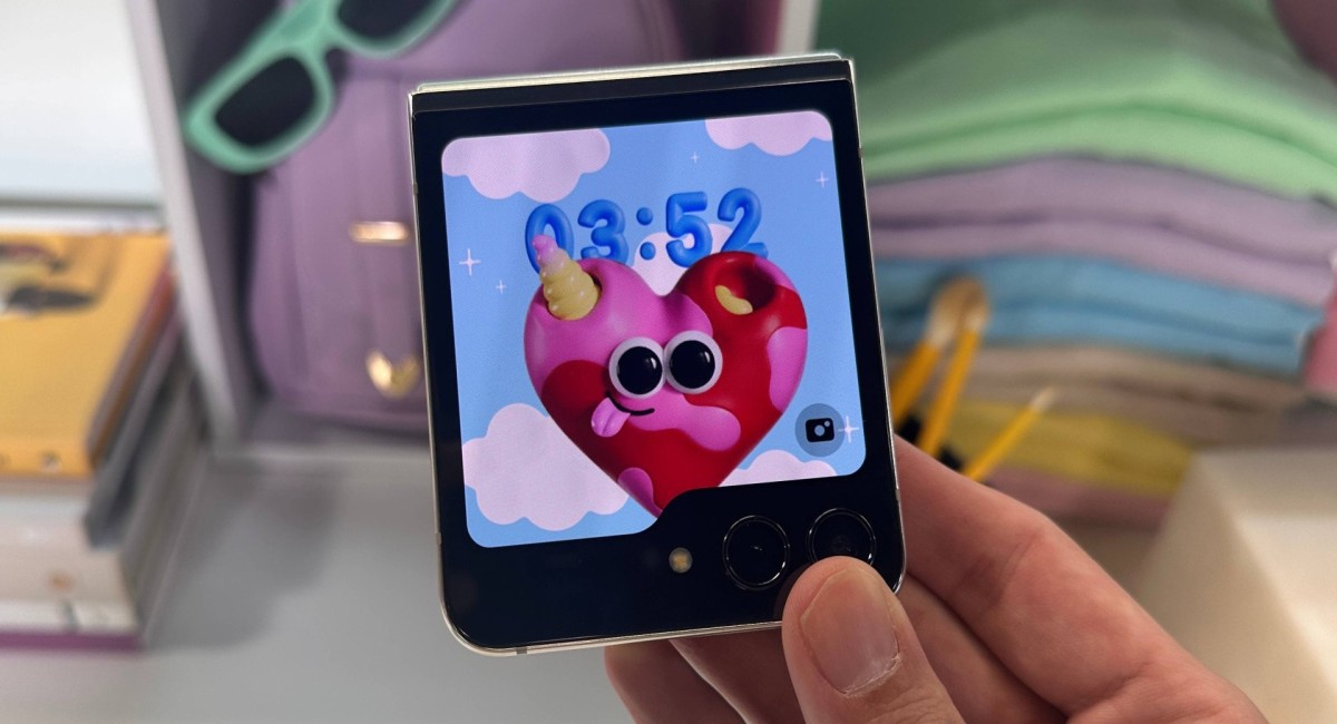 Samsung Z Flip5 поцарапали, посыпали песком и подожгли зажигалкой