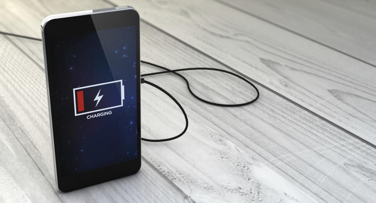 Ютубер провёл тест батареи топовых смартфонов на iOS и Android